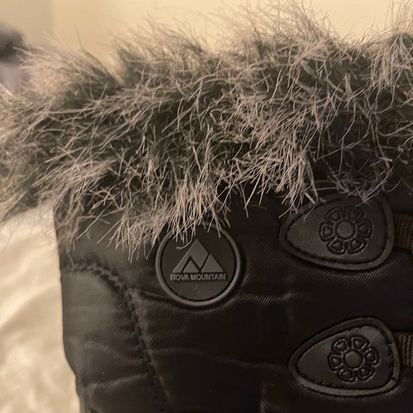 ❌SOLD❌Kids Snow Boots - Picture 3 of 4